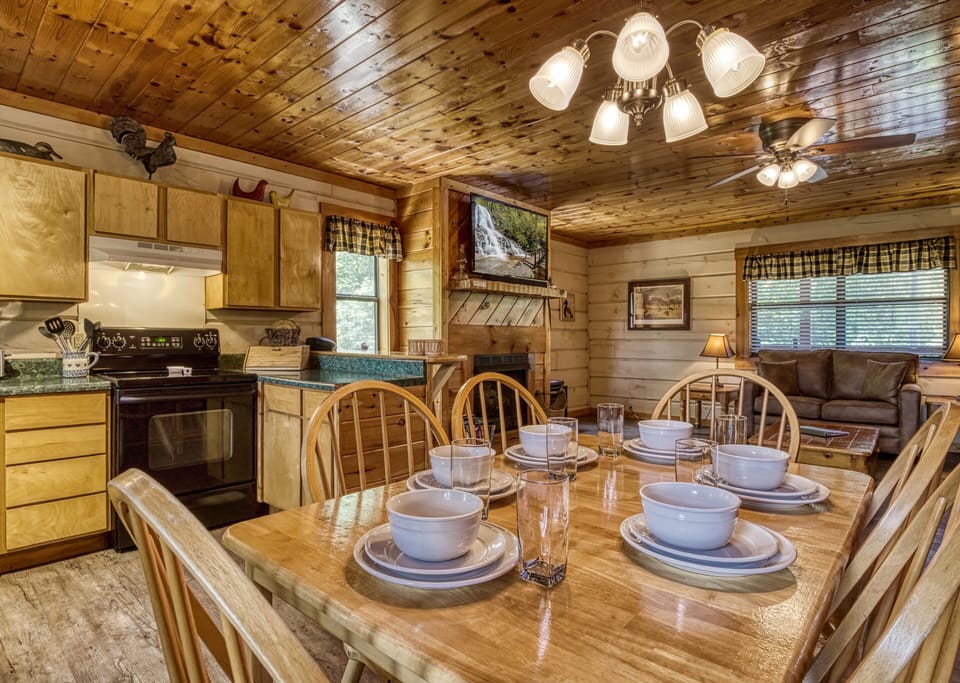 Pigeon Forge Chalet - Serenity Ridge - Dining area