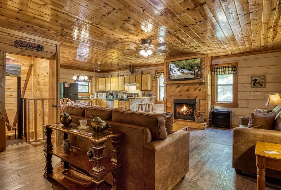 Smoky Mountain Chalet - Serenity Ridge - Living room