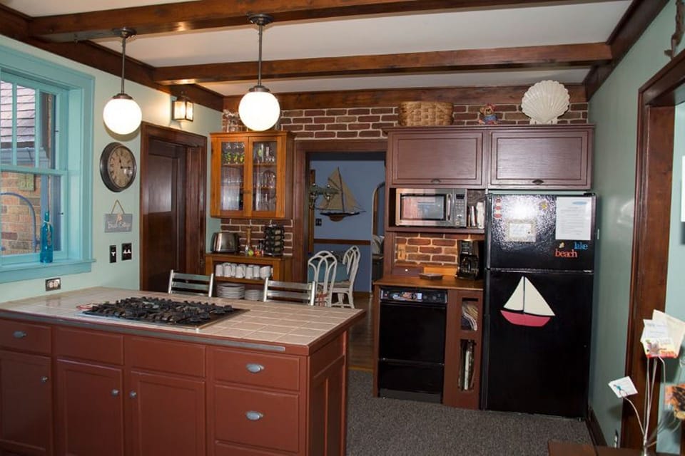 Adorable  kitchen fully stocked with all your culinary gadgets.