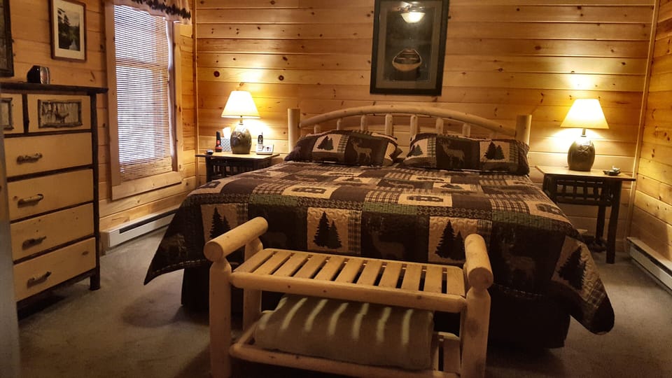 king bedroom  on 1st floor