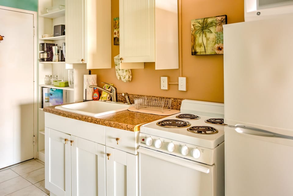 Some small appliances like toaster, Espresso pot and blender 