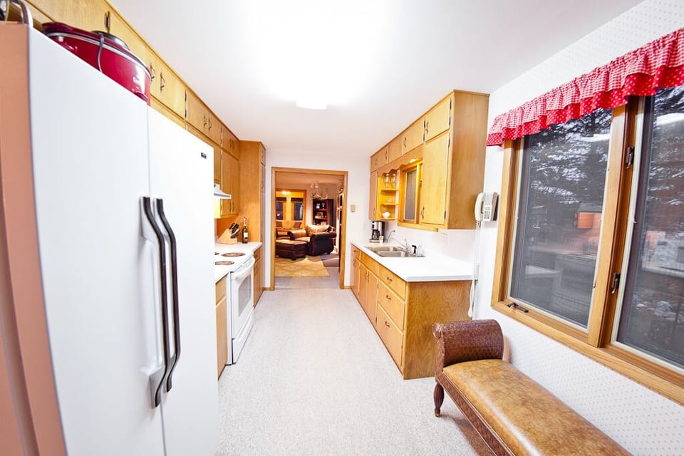 Simple but functional kitchen.