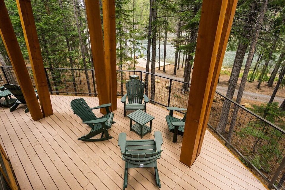 Large deck overlooks Tumalo Lake
