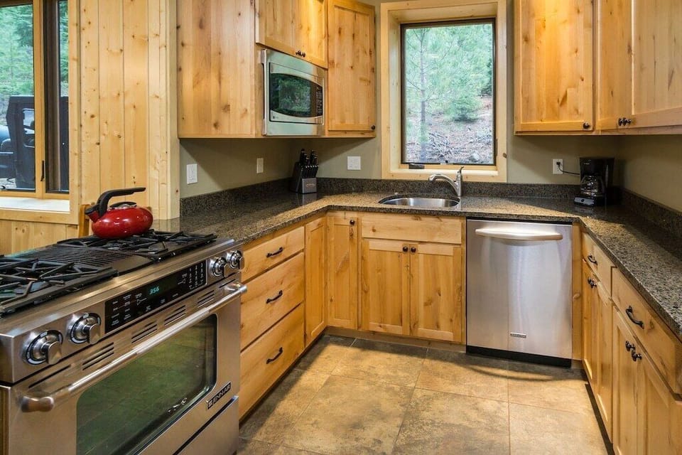 Well-equipped kitchen - stainless appliances w/professional Jenn Air stove