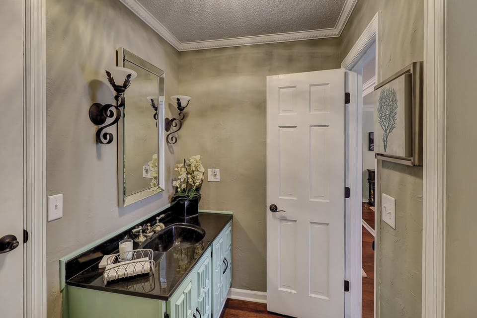 1/2 Bath With Granite Vanity Top
