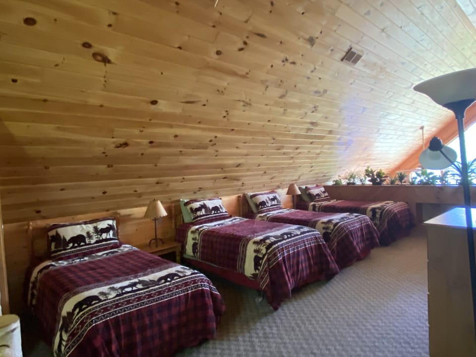 Loft area - 4 twin beds