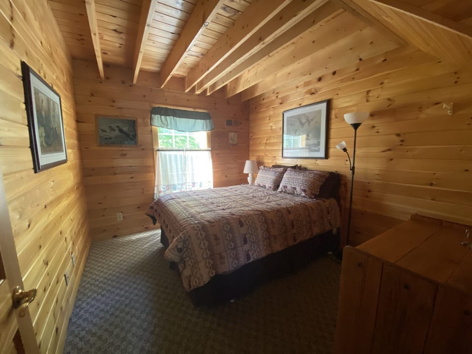 Downstairs queen bedroom 