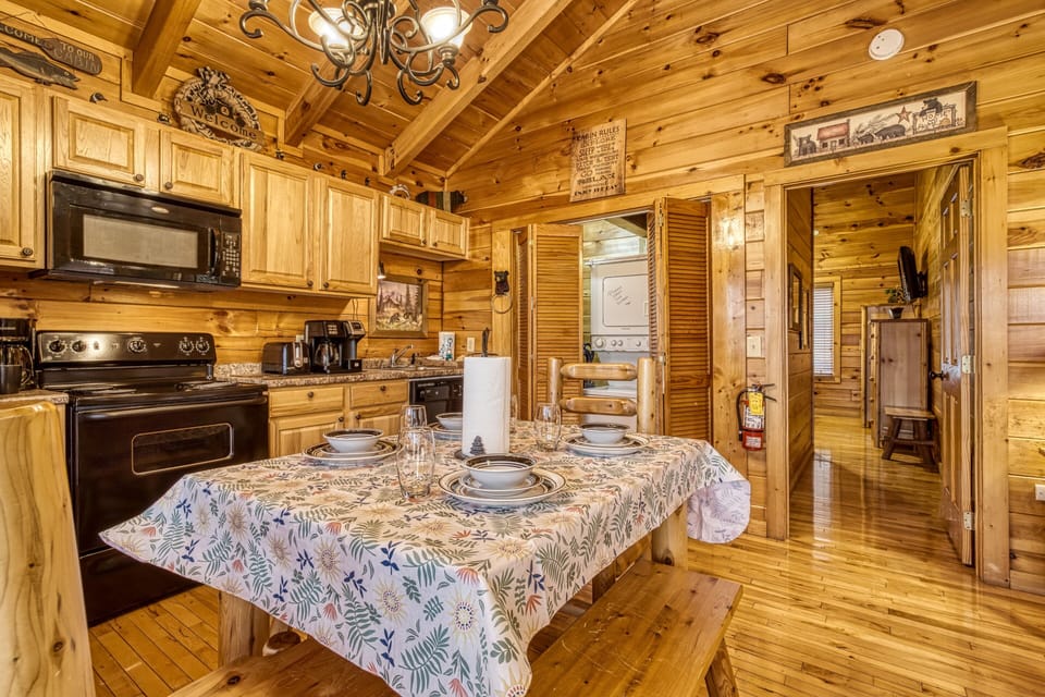 Pigeon Forge Cabin by the River "Down by the River" - Dining table and kitchen