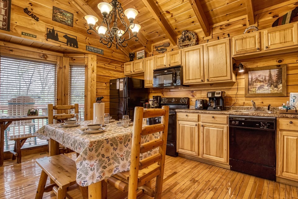 Cabin by the River in the Smokies "Down by the River" - Dining table