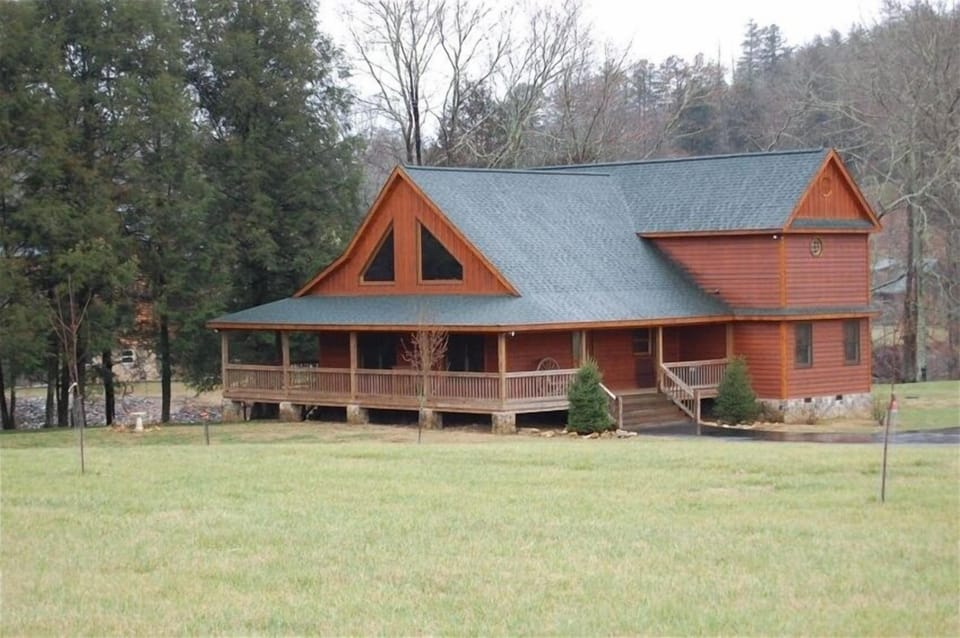 Beautiful and relaxing 3BR 2BA mountain home on the Toccoa River.