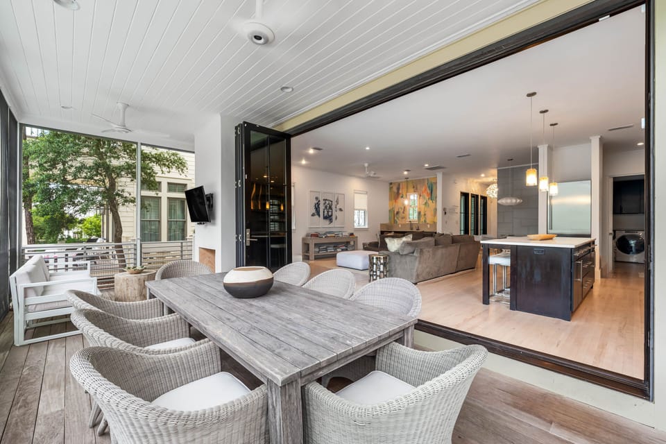 Enclosed Back Porch facing the pool