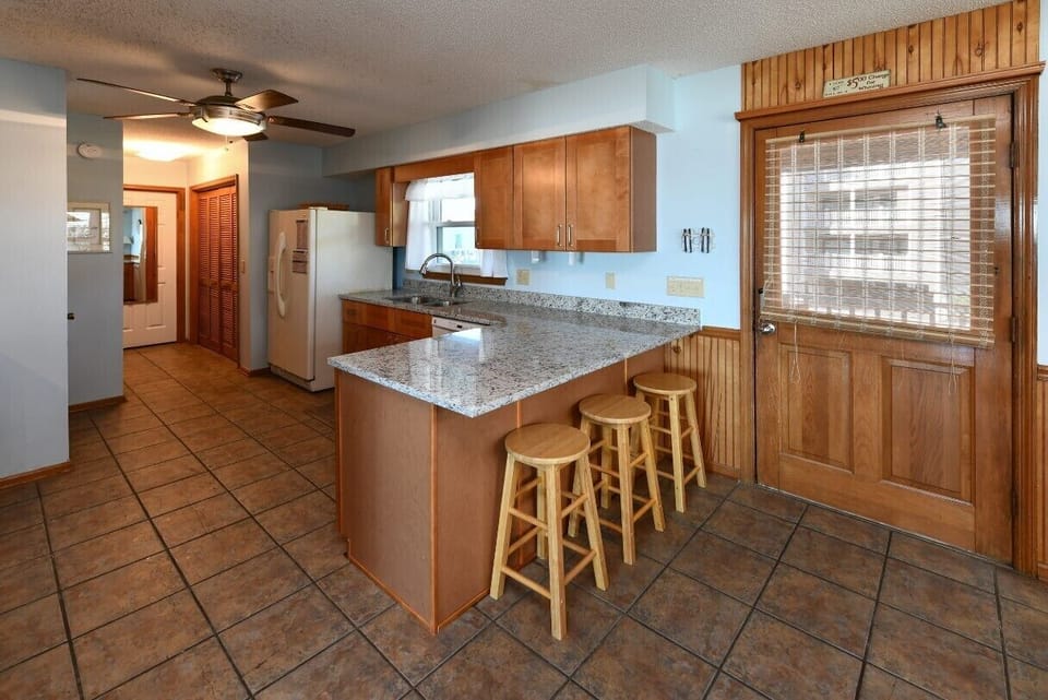 Fully equipped kitchen with new granite counter tops and cabinets. 