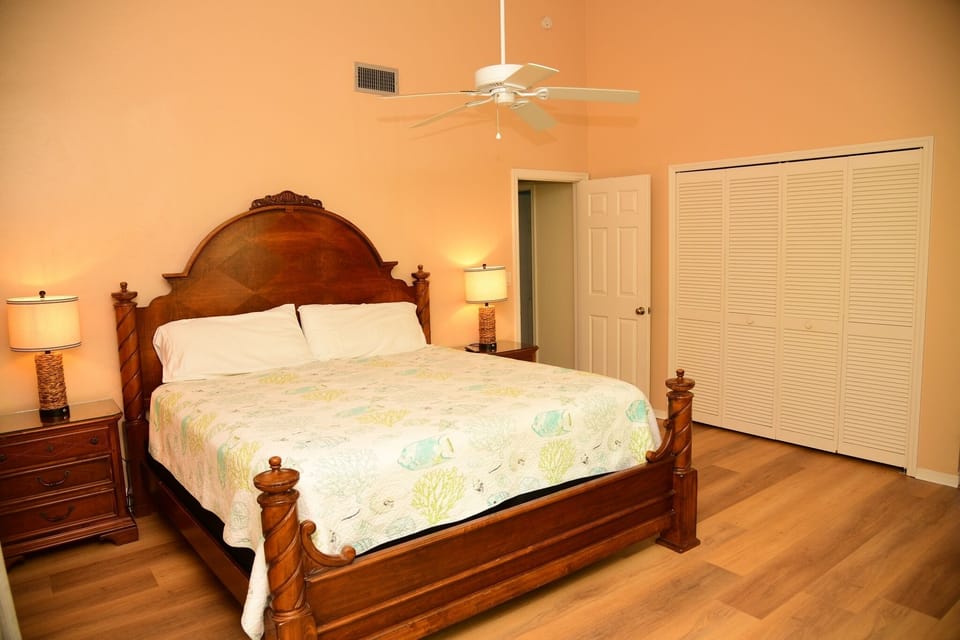 Master bedroom, king bed