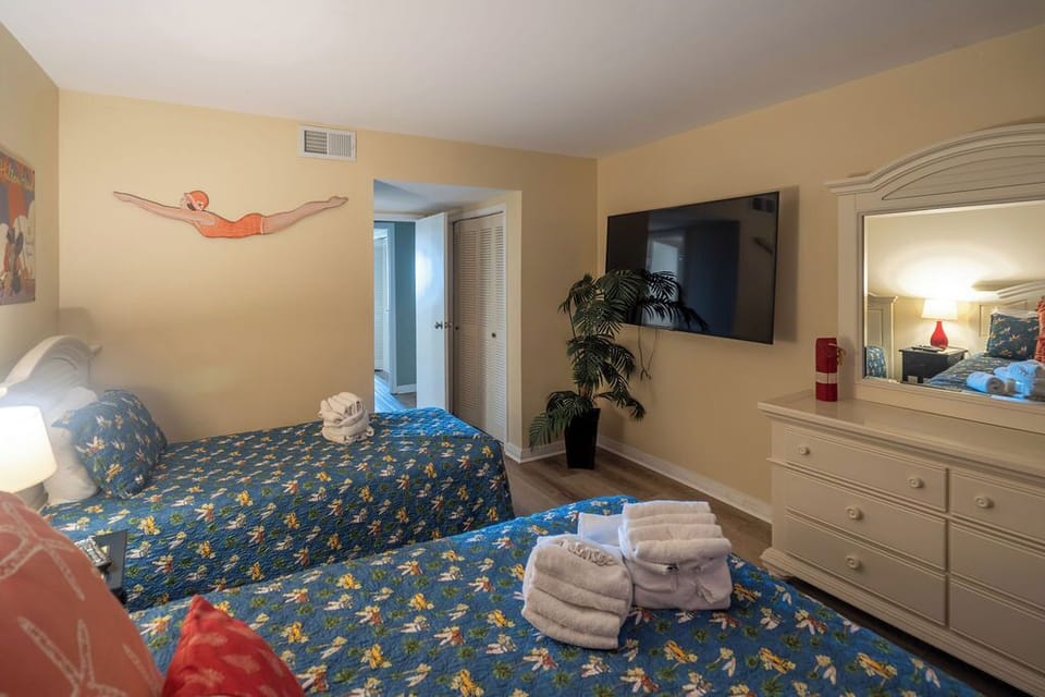 Second bedroom (queen and twin)