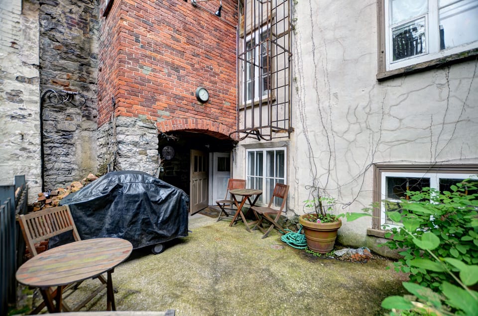 Outdoor Courtyard
