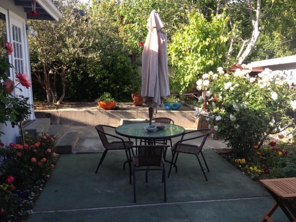 Intimate eating area