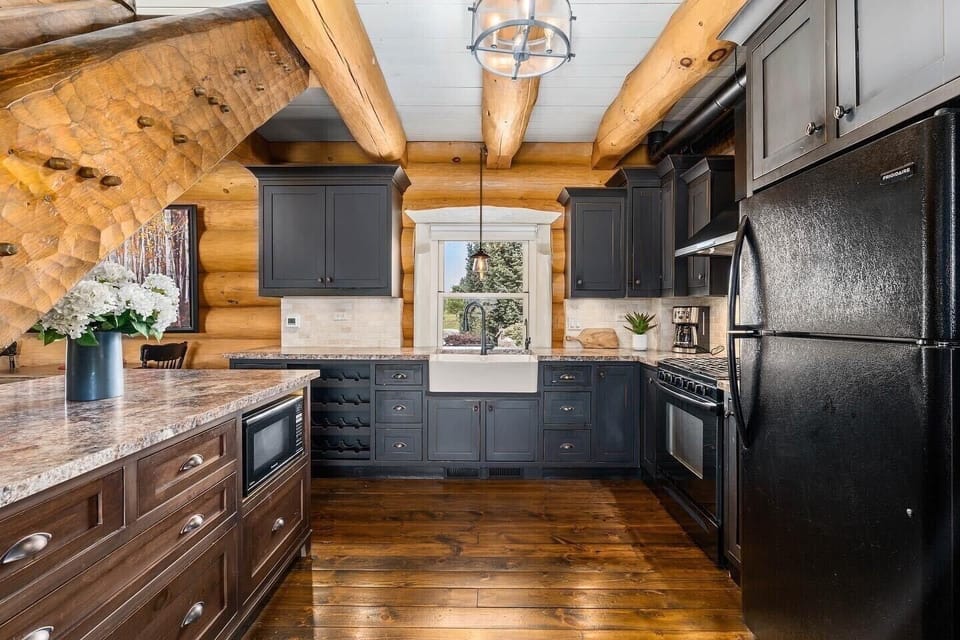 Fully equipped kitchen - propane stove, full size fridge, microwave and Keurig!
