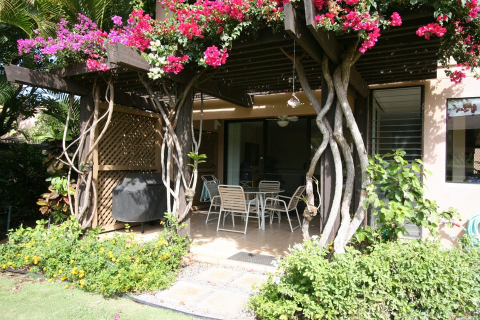 Living Room Lanai For Out Door Dining While Enjoying Beautiful Garden Views 