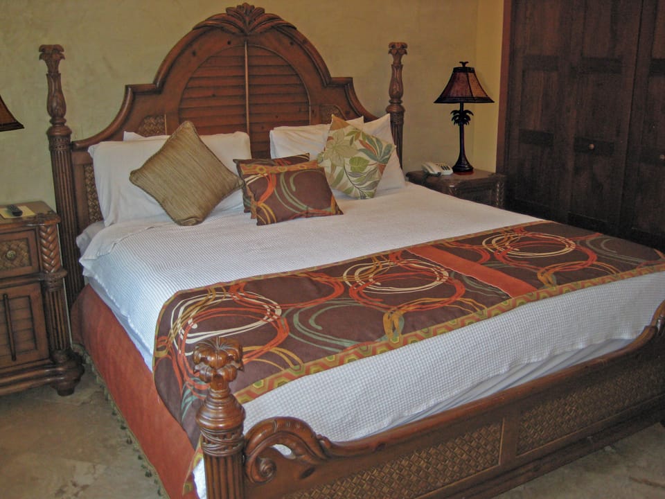 Daily housekeeping, Queen, phone room serv, black-out curtains, safe, TV.