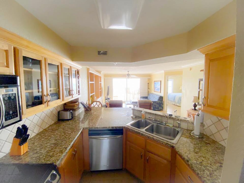 Kitchen-bar area