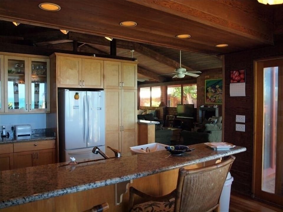 Full Kitchen with breakfast bar great for cooking.