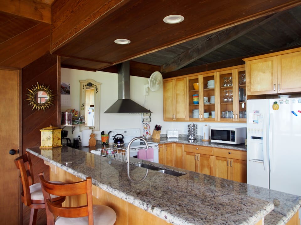Full Kitchen with breakfast bar great for cooking.