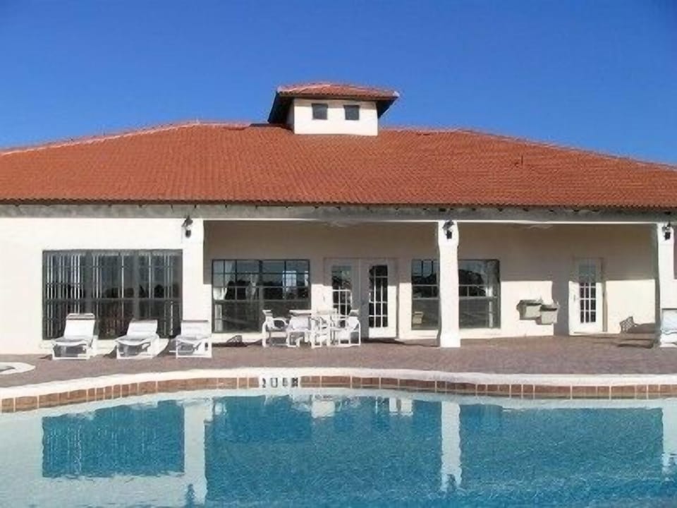 Clubhouse - Pool/SPA & many amenities, FREE to guests - Only 2 houses down!!