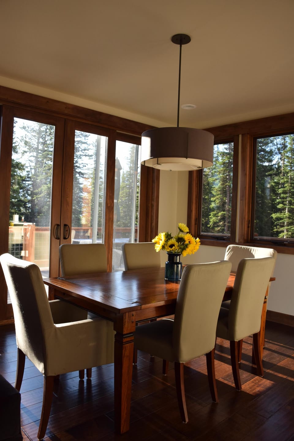 Dining area -- two table leaves can be added to seat 8 people