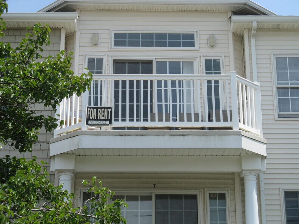 ENJOY OCEAN AND BOARDWALK VIEWS!