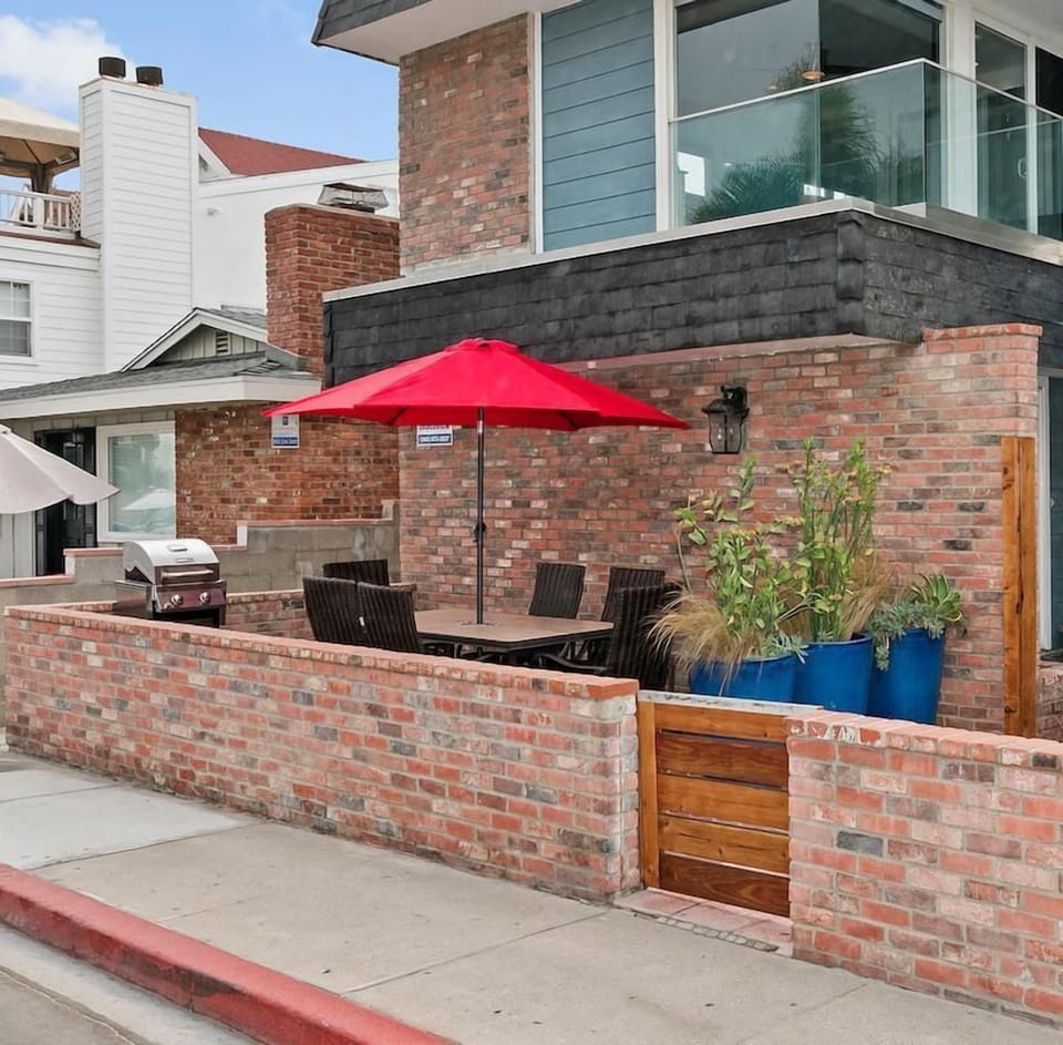 The front patio of the main 2-story house is for the exclusive use of Unit B guests. Furnished with outdoor dining table, seating, market umbrella and propane BBQ grill. And 40th Street beach views!
                