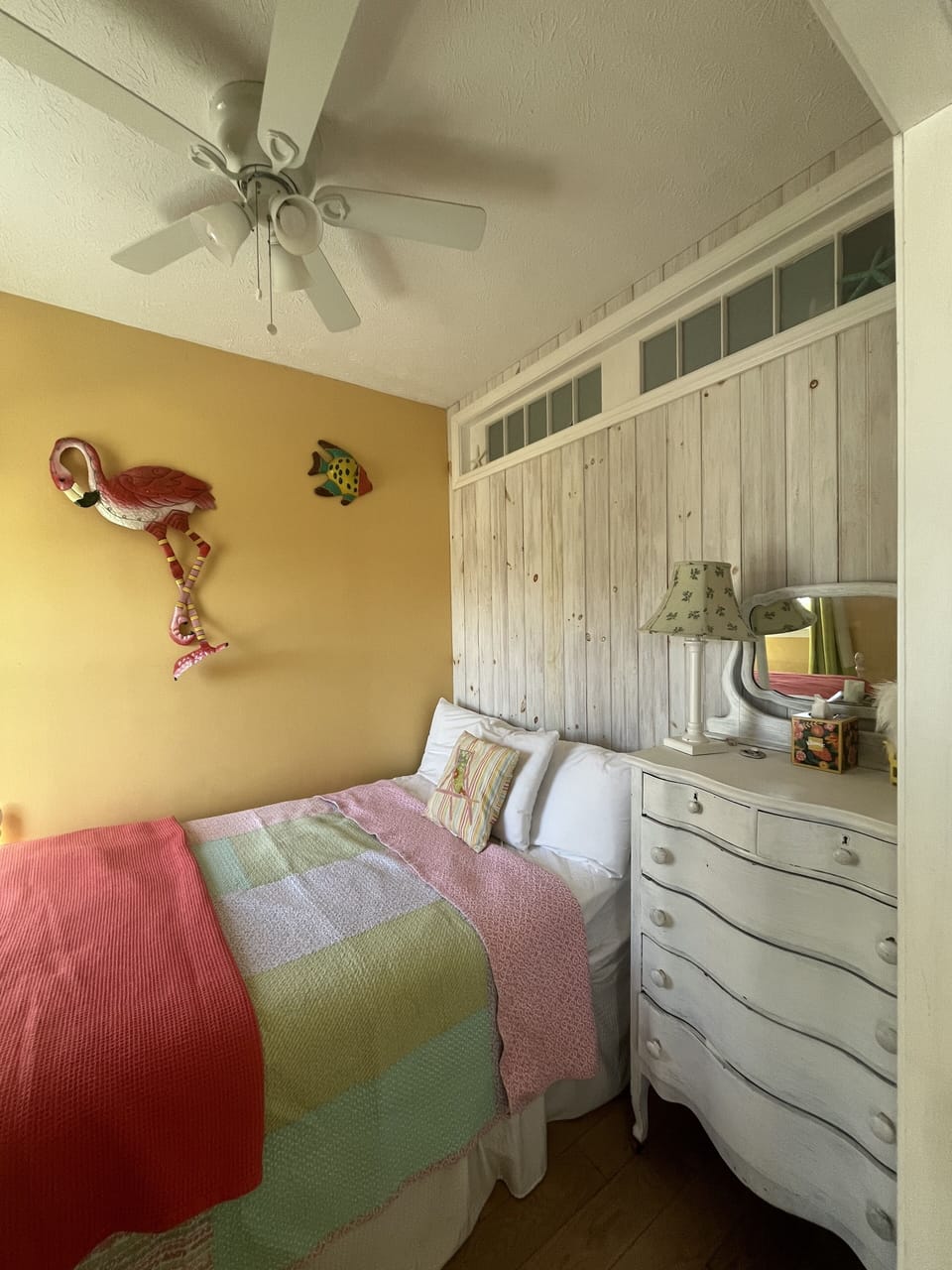 This is the other picture to show complete room
