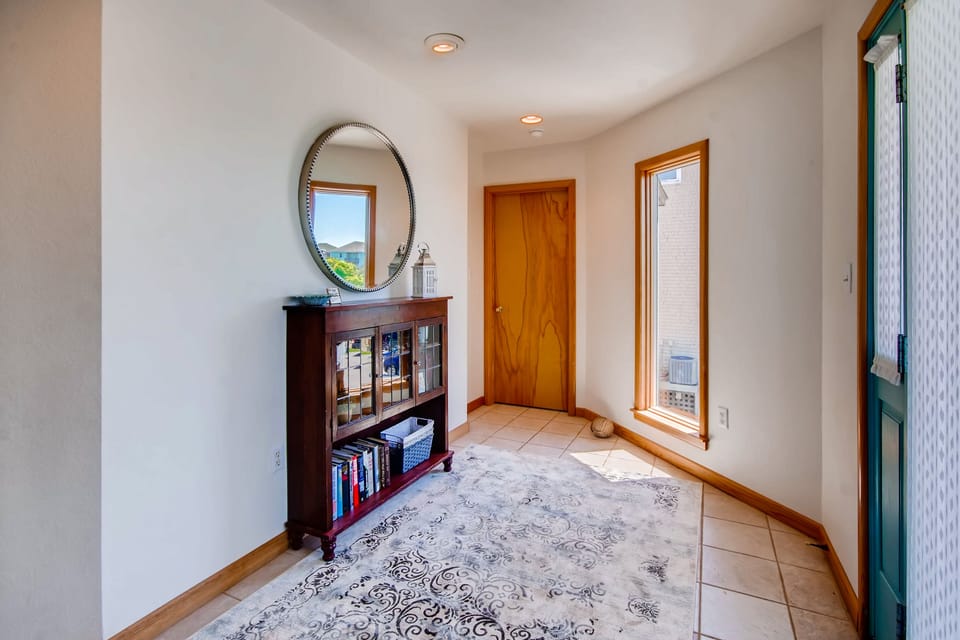 Surf-or-Sound-Realty-Laughing-Gull-Landing-675-Foyer