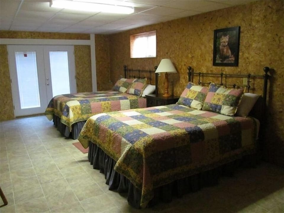Large guest bedroom downstairs with 2 queensize beds