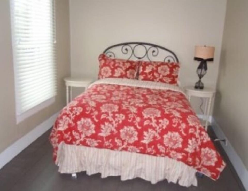 Bedroom 2 /queen size bed
