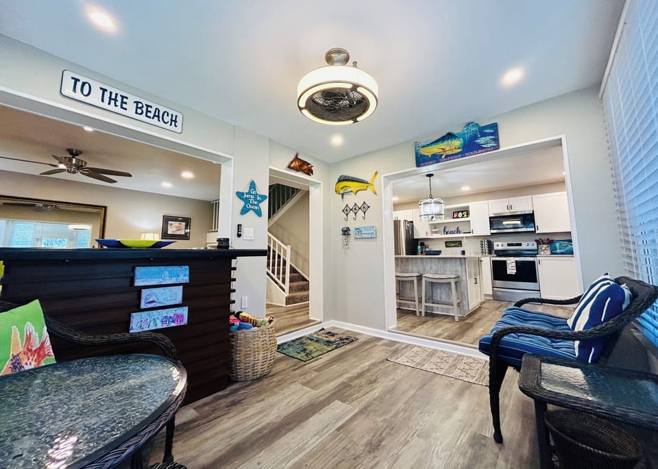 Sunroom at entry, off kitchen and living room. Tommy Bahama Bar and seating. 