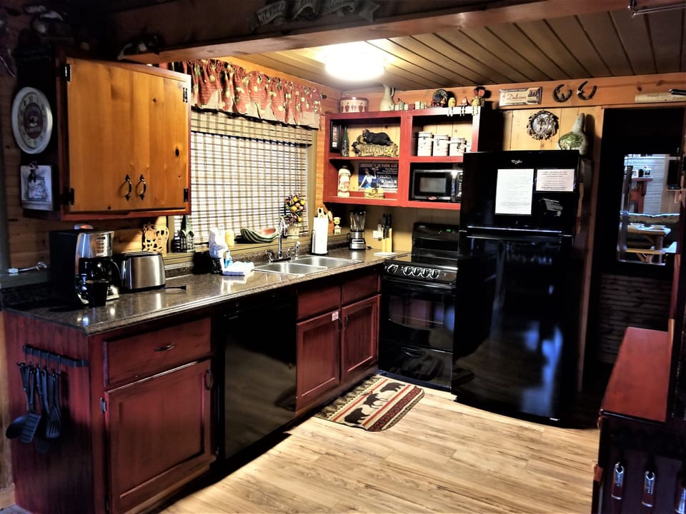 Fully equipped kitchen w/ plenty of room to prepare meals, Keurig & coffee maker