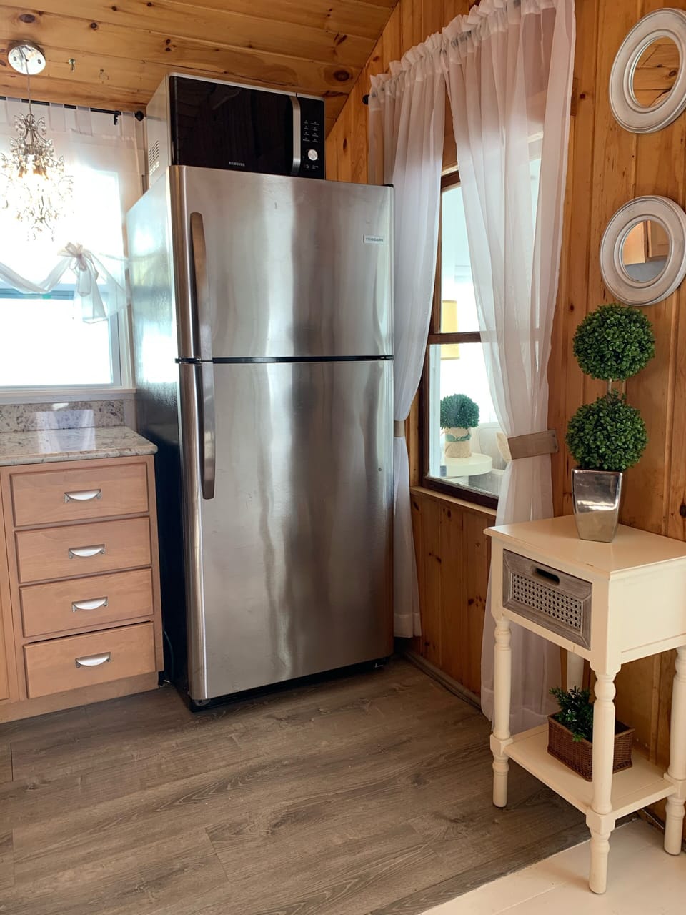 Kitchen/Refrigerator-Microwave