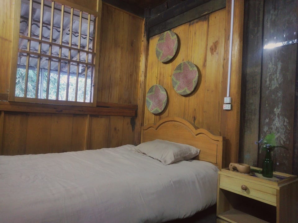 Bedroom with 2 small double beds