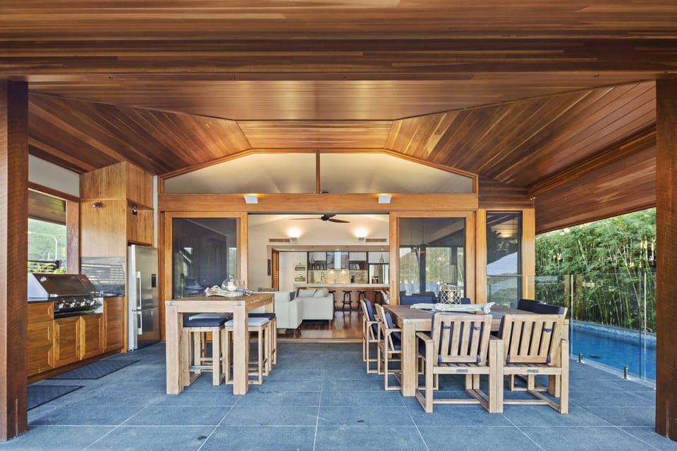 Outdoor Kitchenette for entertaining and summer BBQS by the pool