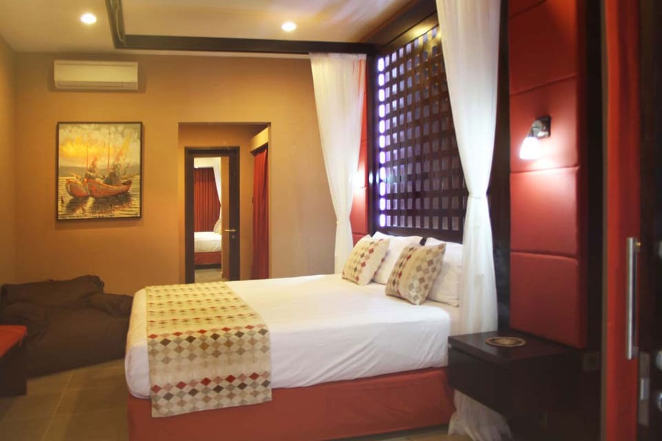 Luxury 3 Bedrooms Villa steps to beach