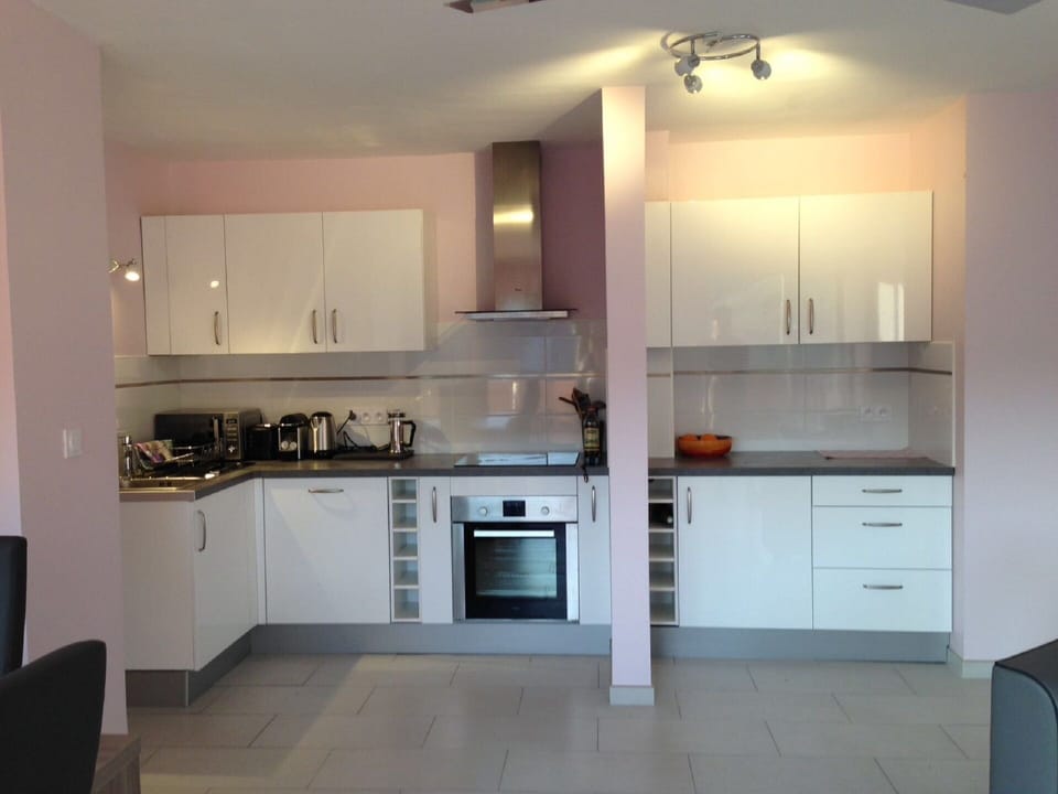 Kitchen, with toaster, Nespresso machine, kettle and cafetiere