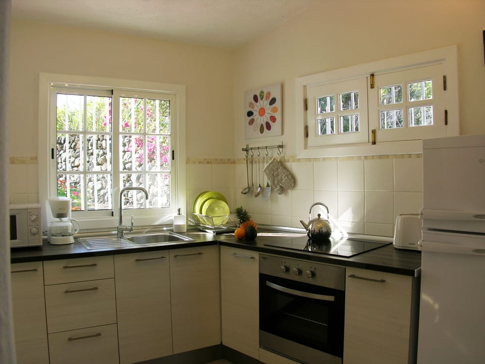 Bright and fully equipped kitchen. It's all brand new. 