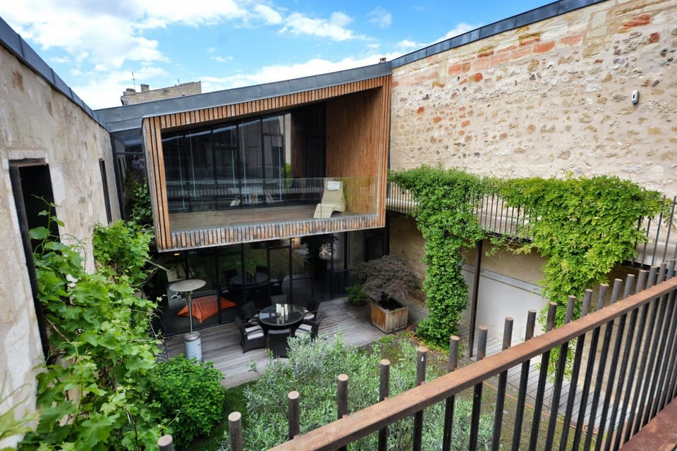 Outside: view of the garden, master bedroom, and its terrace