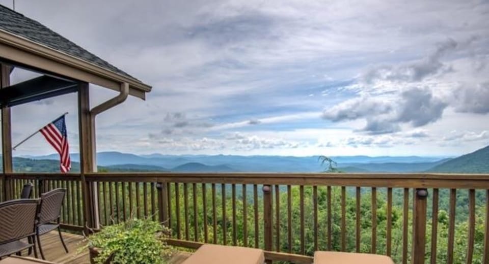 Ahhhh relax, unwind in your mountain retreat, long range mountain views