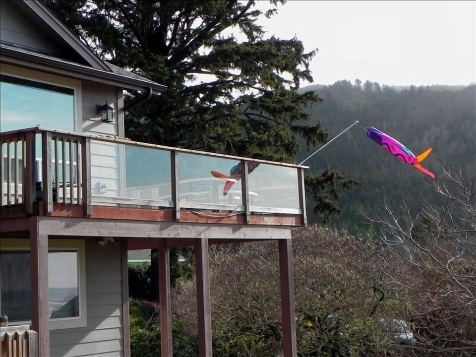 Wrap-around deck
