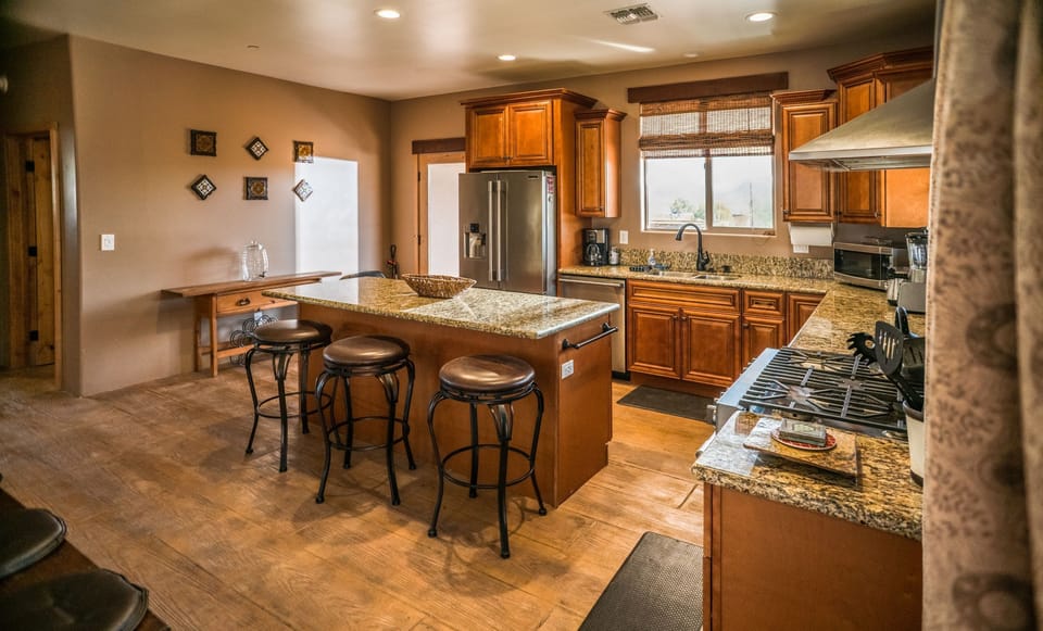Fully equipped kitchen including dishwasher.