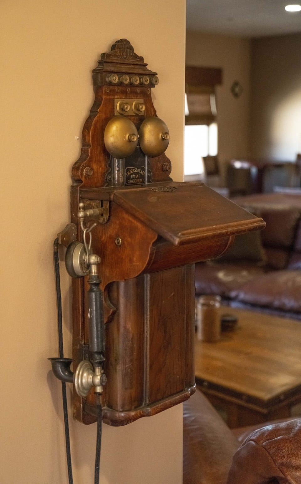 Warm, thoughtful decorating with antiques.