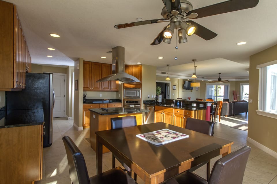 Kitchen & Breakfast Nook