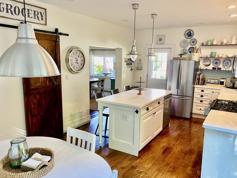 Eat in Kitchen and walk in pantry.