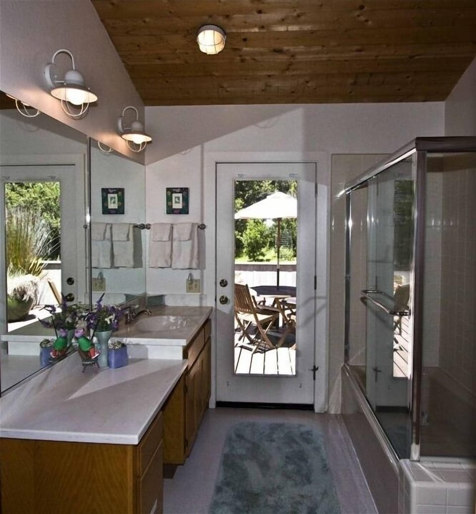 Queen bath with access to private deck with hot tub